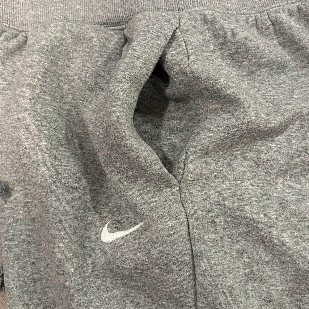 WOMANS SIZE M NIKE SWEATS - Picture 5 of 8